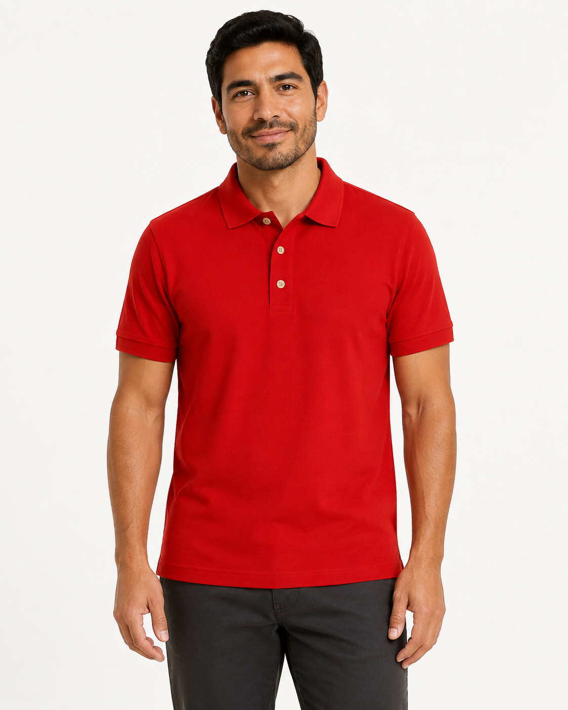 Modelo con polo roja